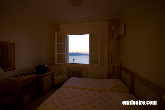 ギリシャ風景写真＠サントリーニ島　アトランティスホテル室内【超広角】